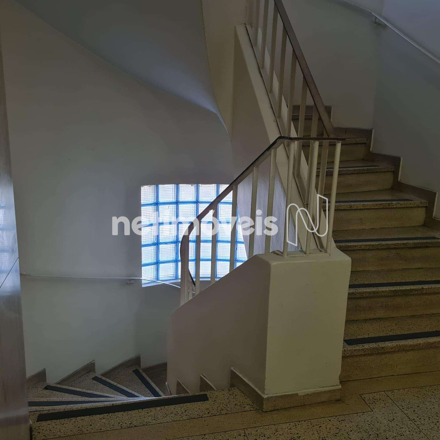 Escada com corrimão e piso anti derrapante