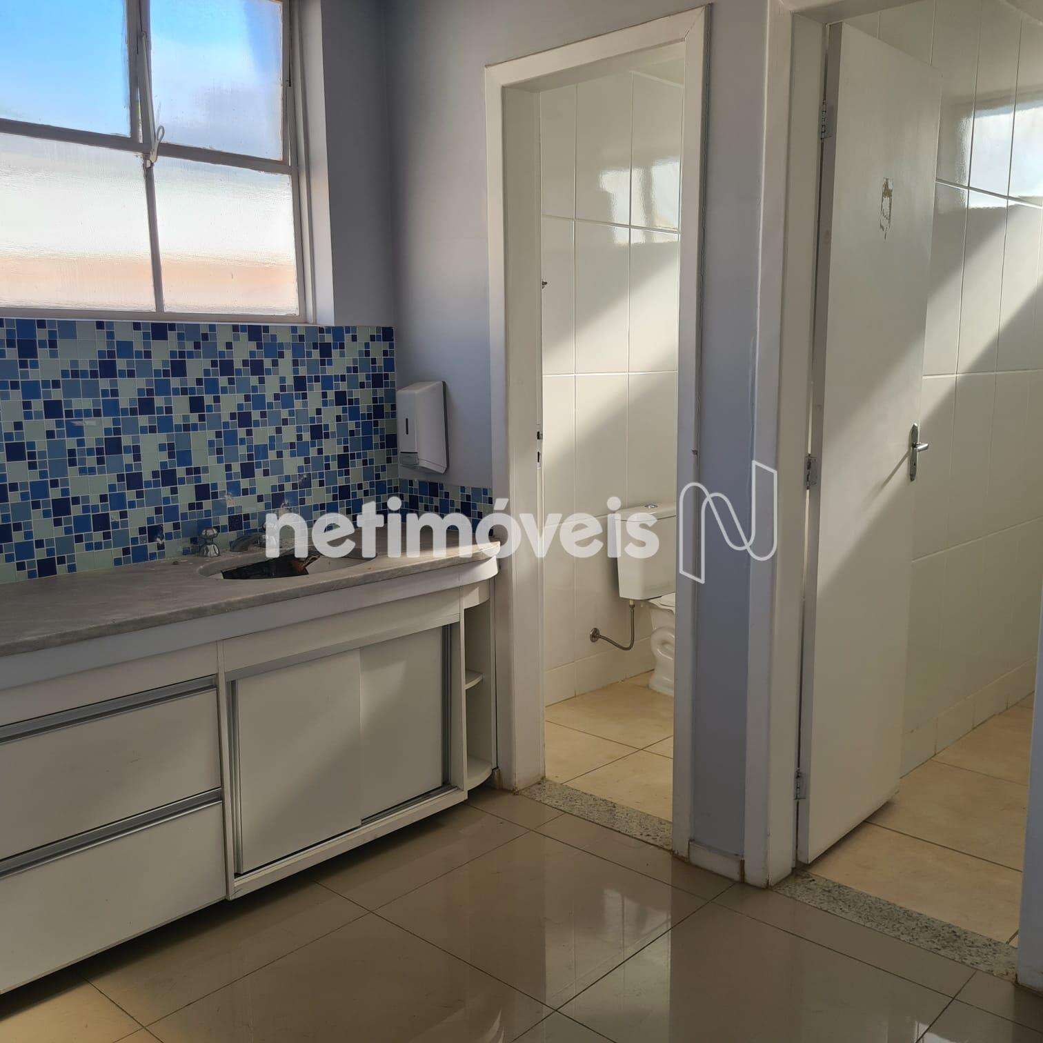 Banheiro com 2 cubículos separados