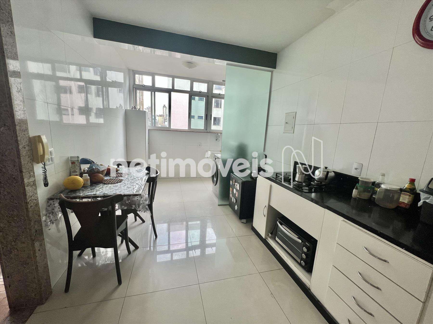 Cozinha com piso em porcelanato 