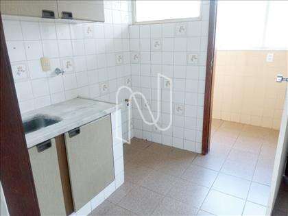 Cozinha com armários 
