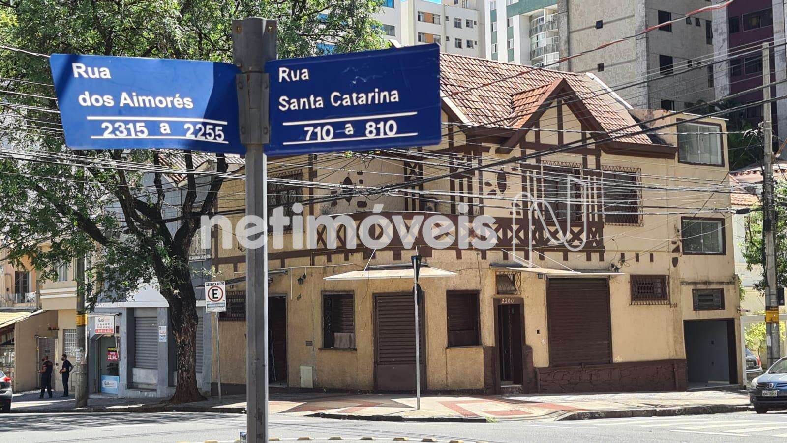 Casa tombada no Lourdes