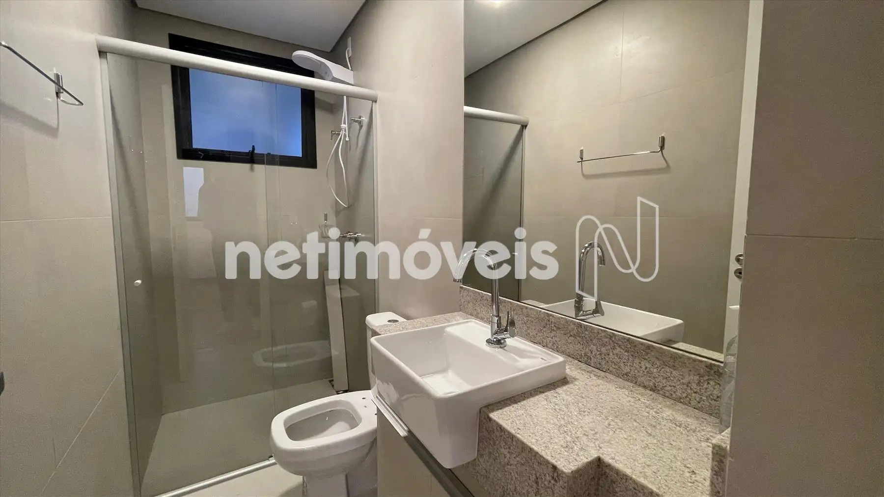 Banho suíte com armário embutido e box 