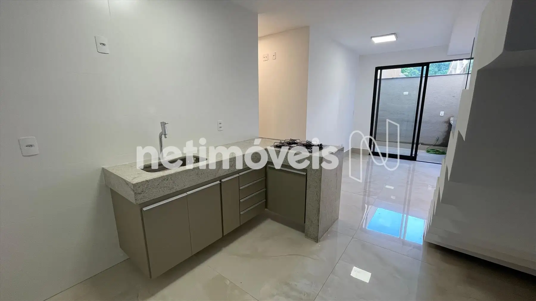 Cozinha com armários embutidos sob bancada 