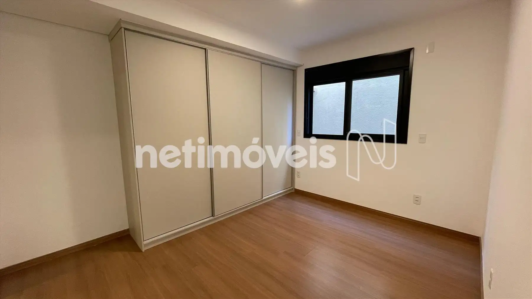 Quarto Suíte com  armários embutidos 