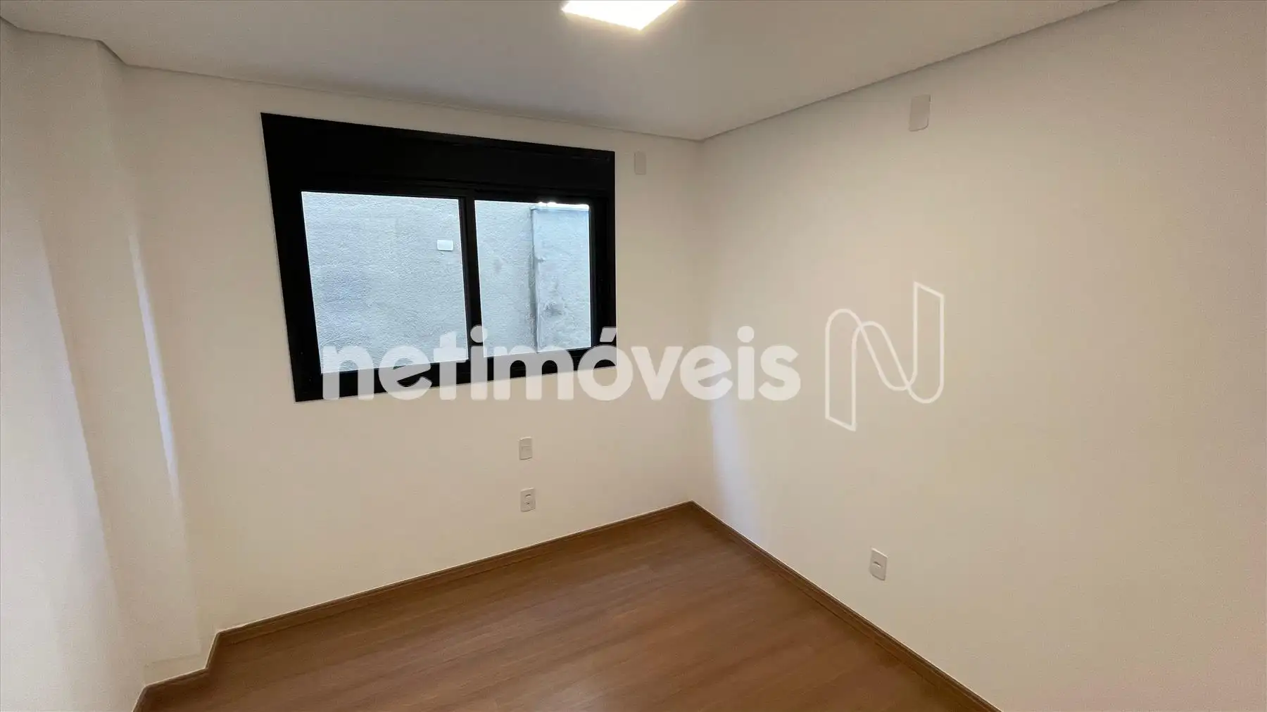 Quarto com persiana eletrônica 