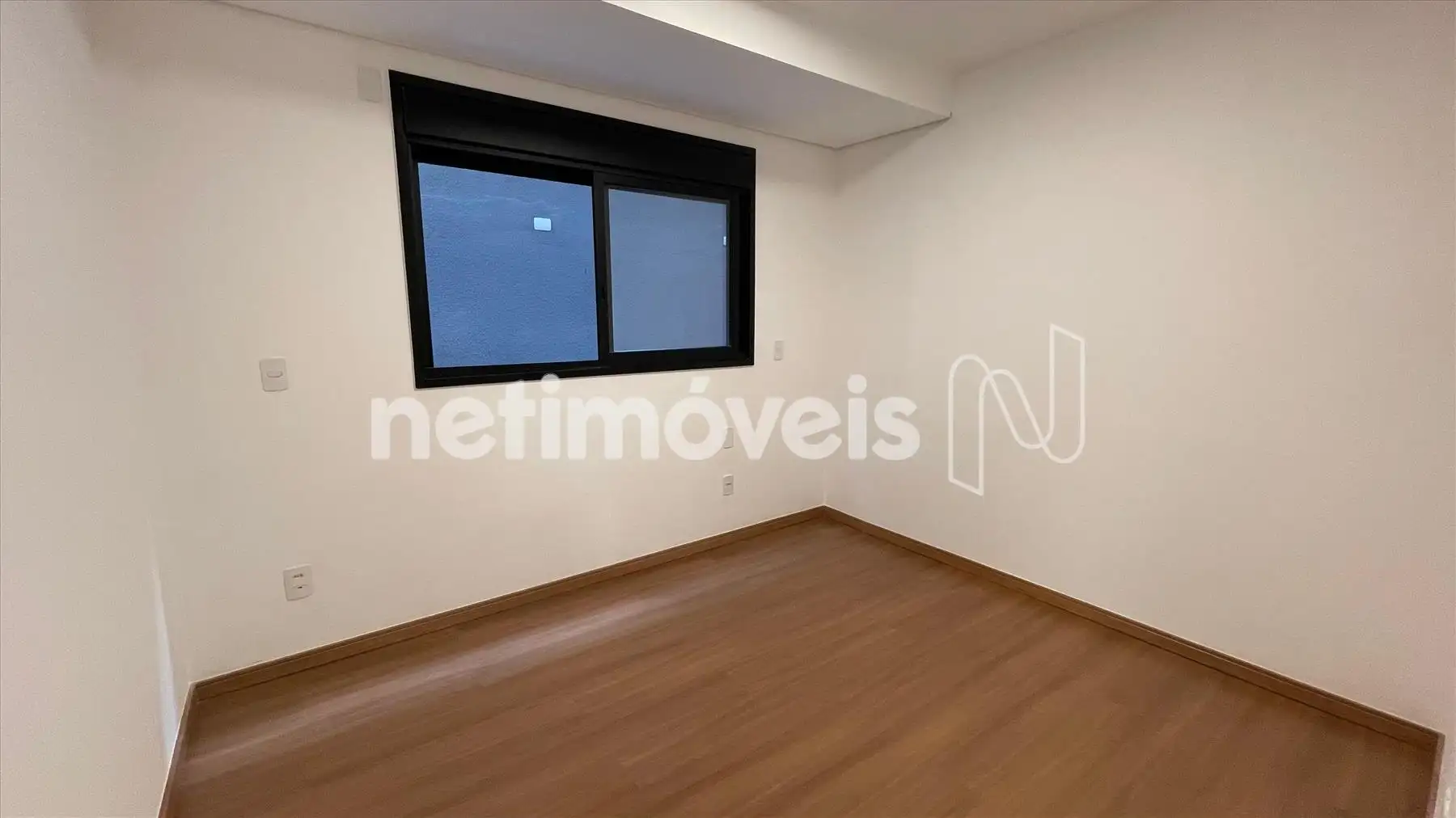 Terceiro quarto com persiana eletrônica 