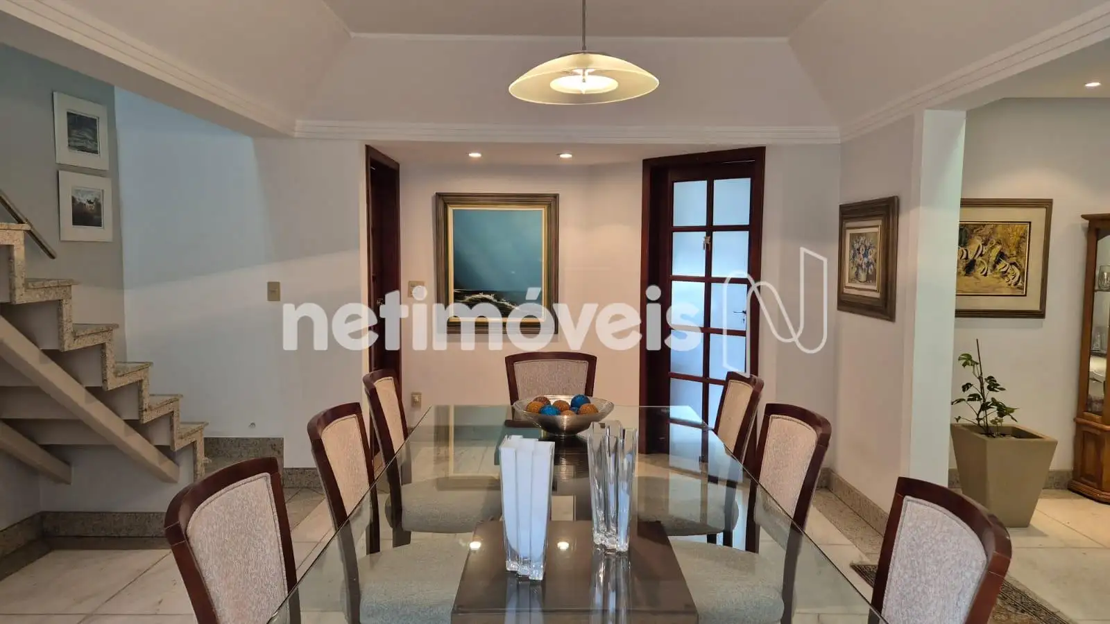 Sala de jantar e escada acesso para 2º andar