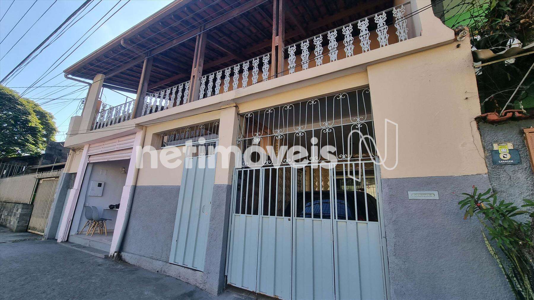 Fachada: entradas e loja