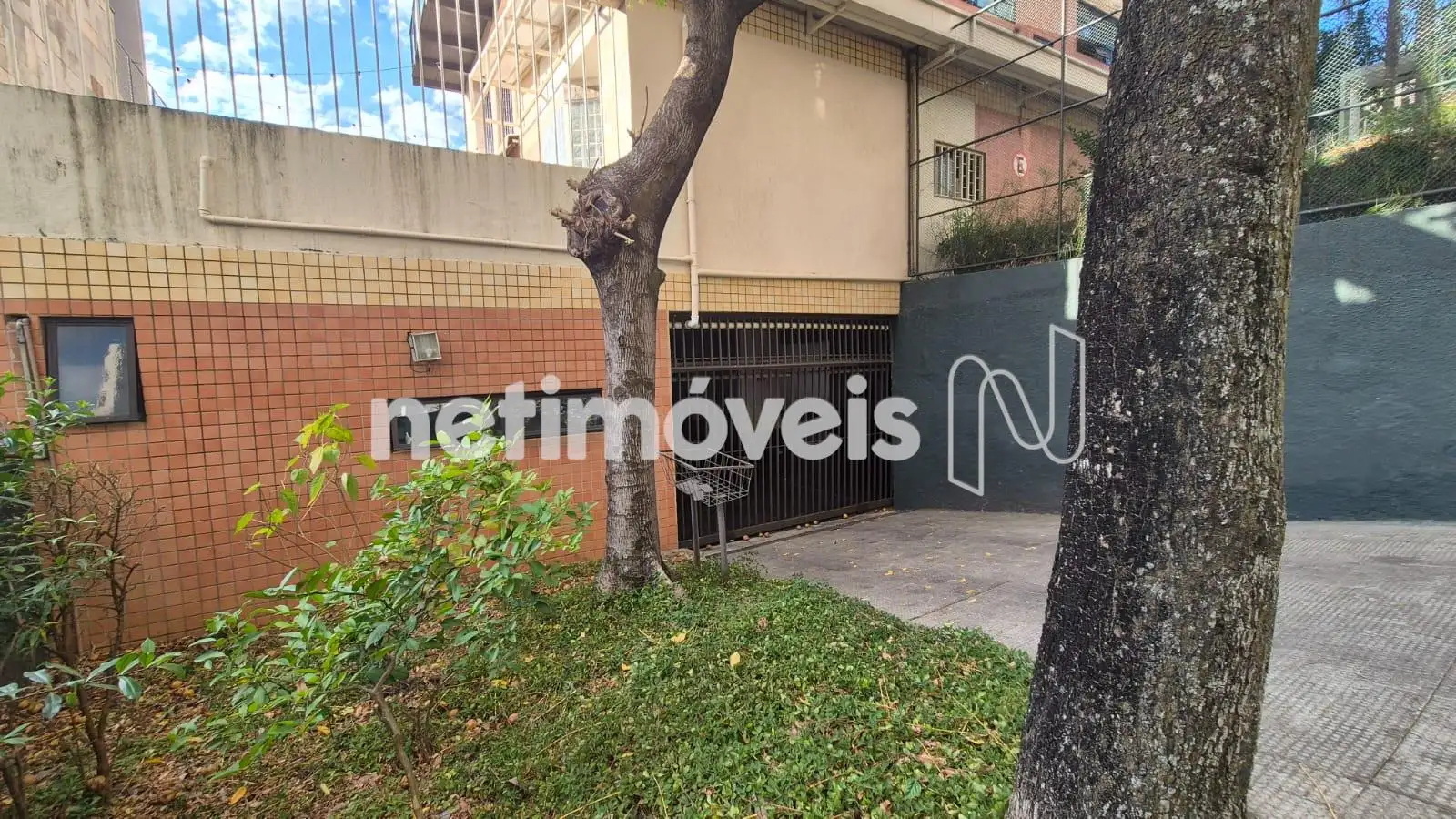 Entrada garagem com jardim lateral
