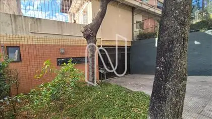 Entrada garagem com jardim lateral