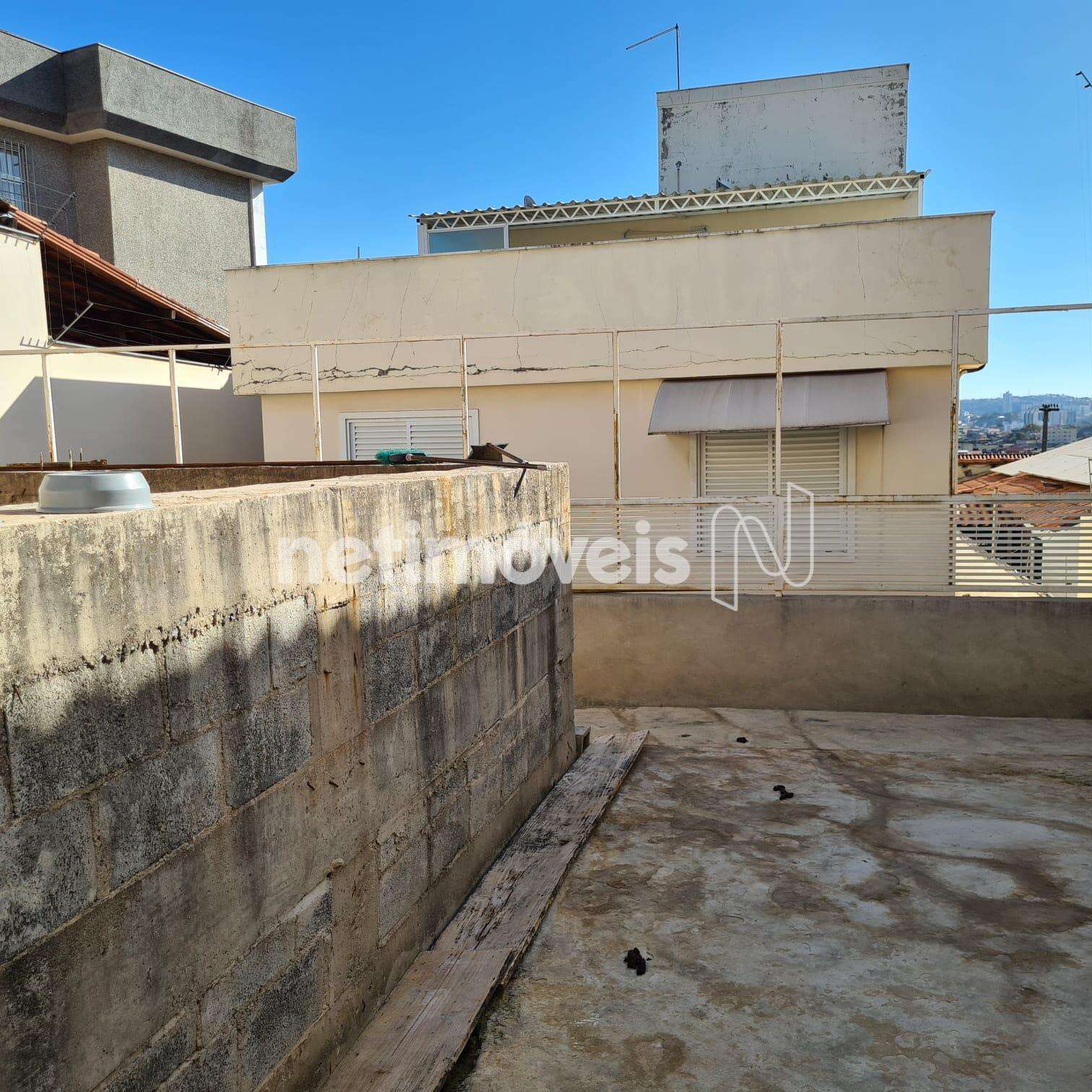 Espaço de lazer ao lado da piscina