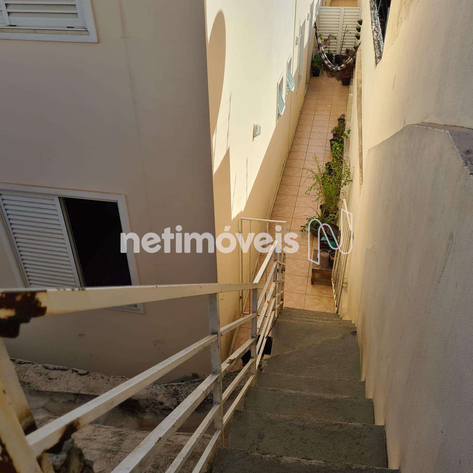 Escada que vai para piscina da área privativa