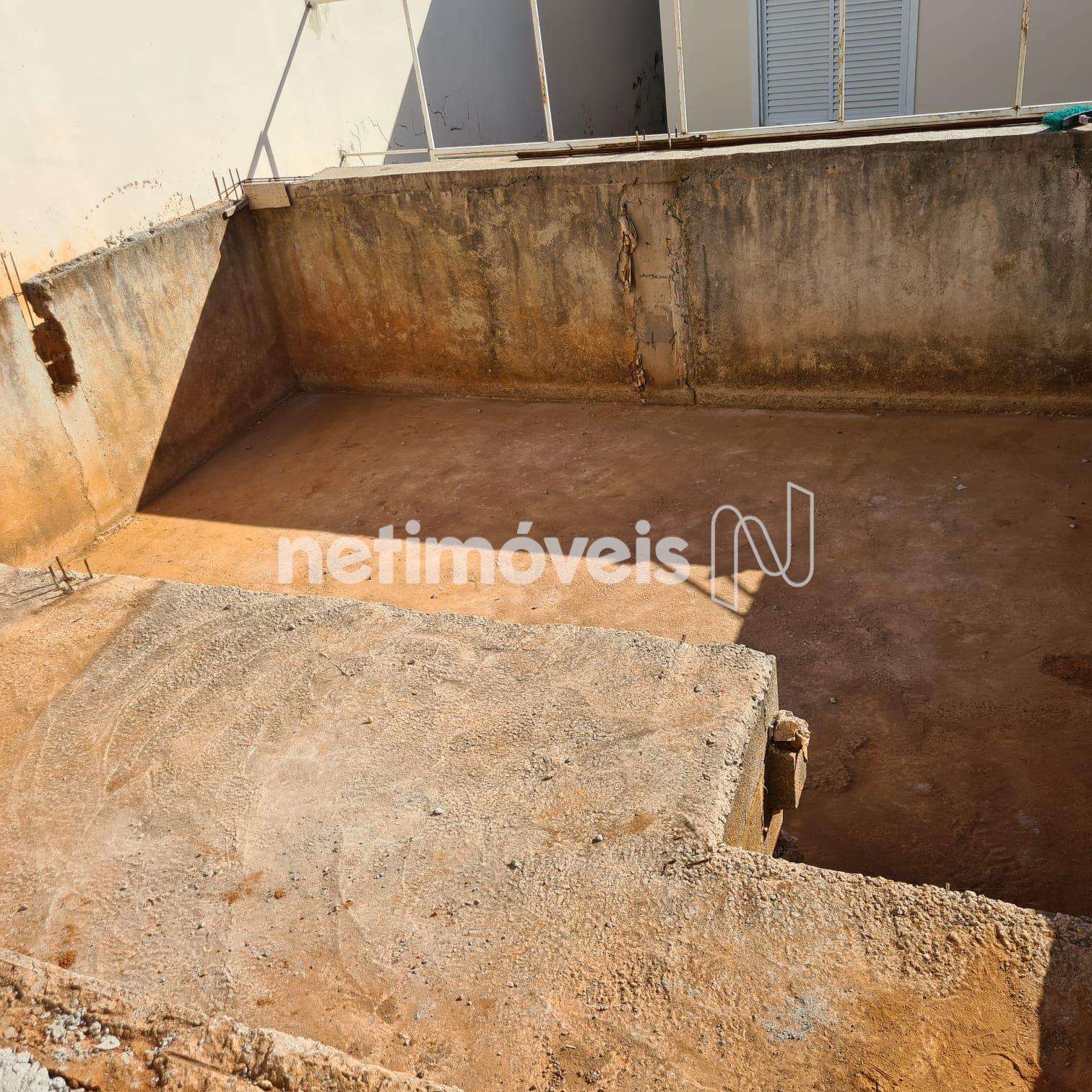 Piscina em construção