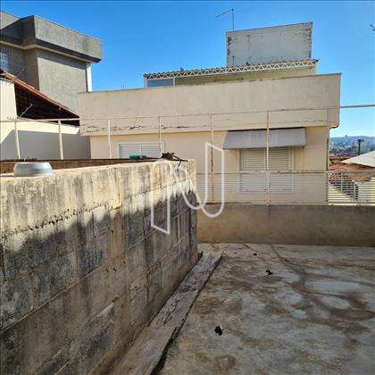 Espaço de lazer ao lado da piscina