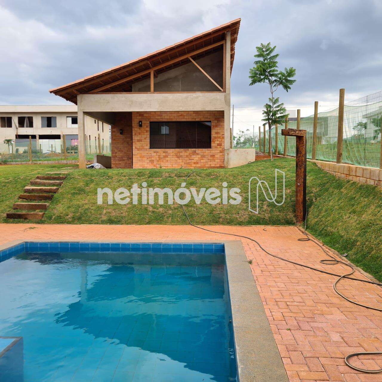 Casa anexa com 3 quartos/salas e 1 banheiro.