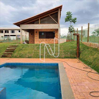  Casa anexa com 3 quartos/salas e 1 banheiro.