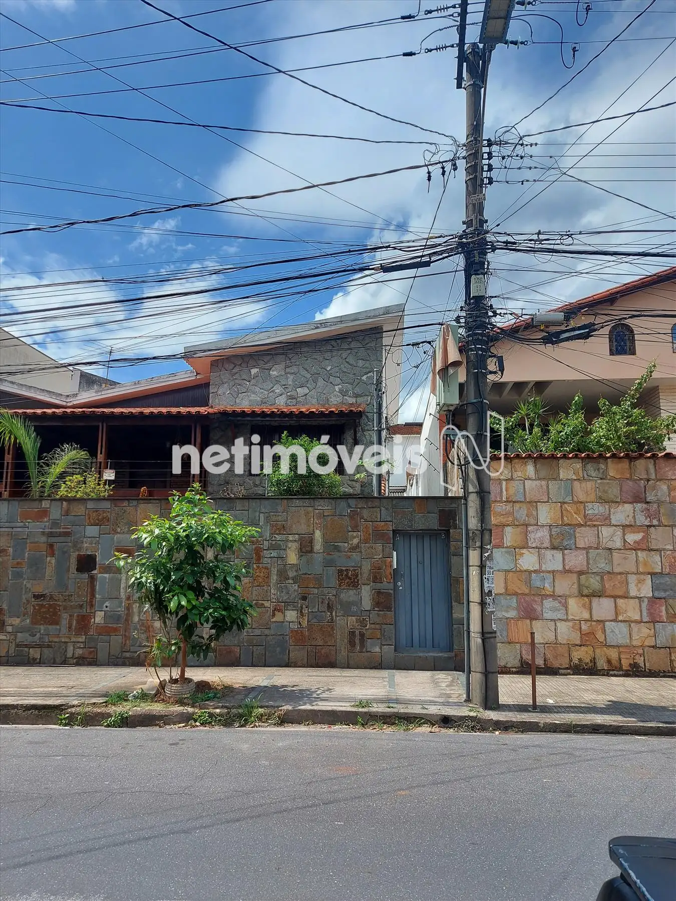 entrada com corredor para as 2 ediculas