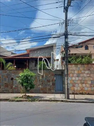 entrada com corredor para as 2 ediculas 