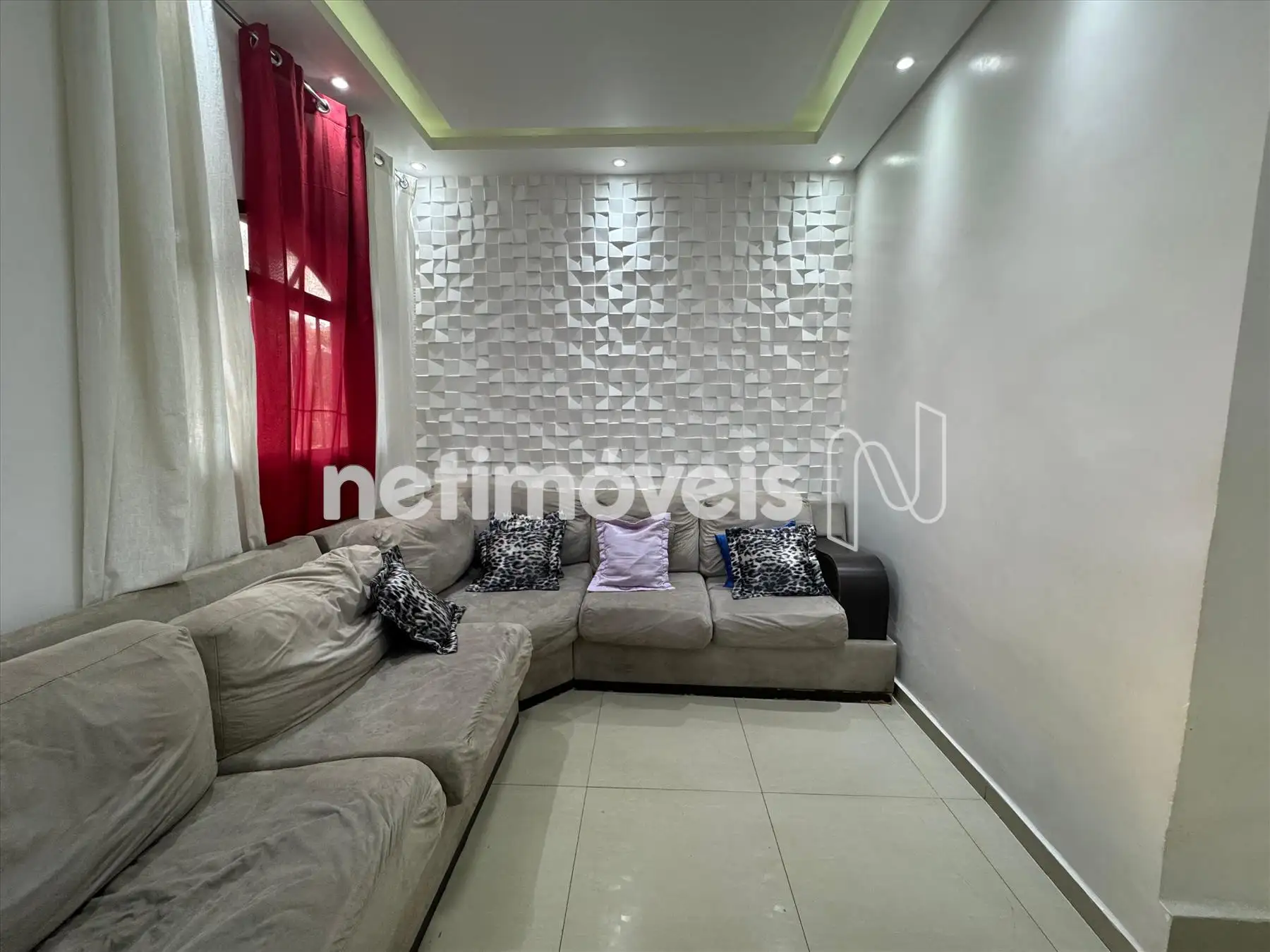 lado esquerdo da entrada da sala