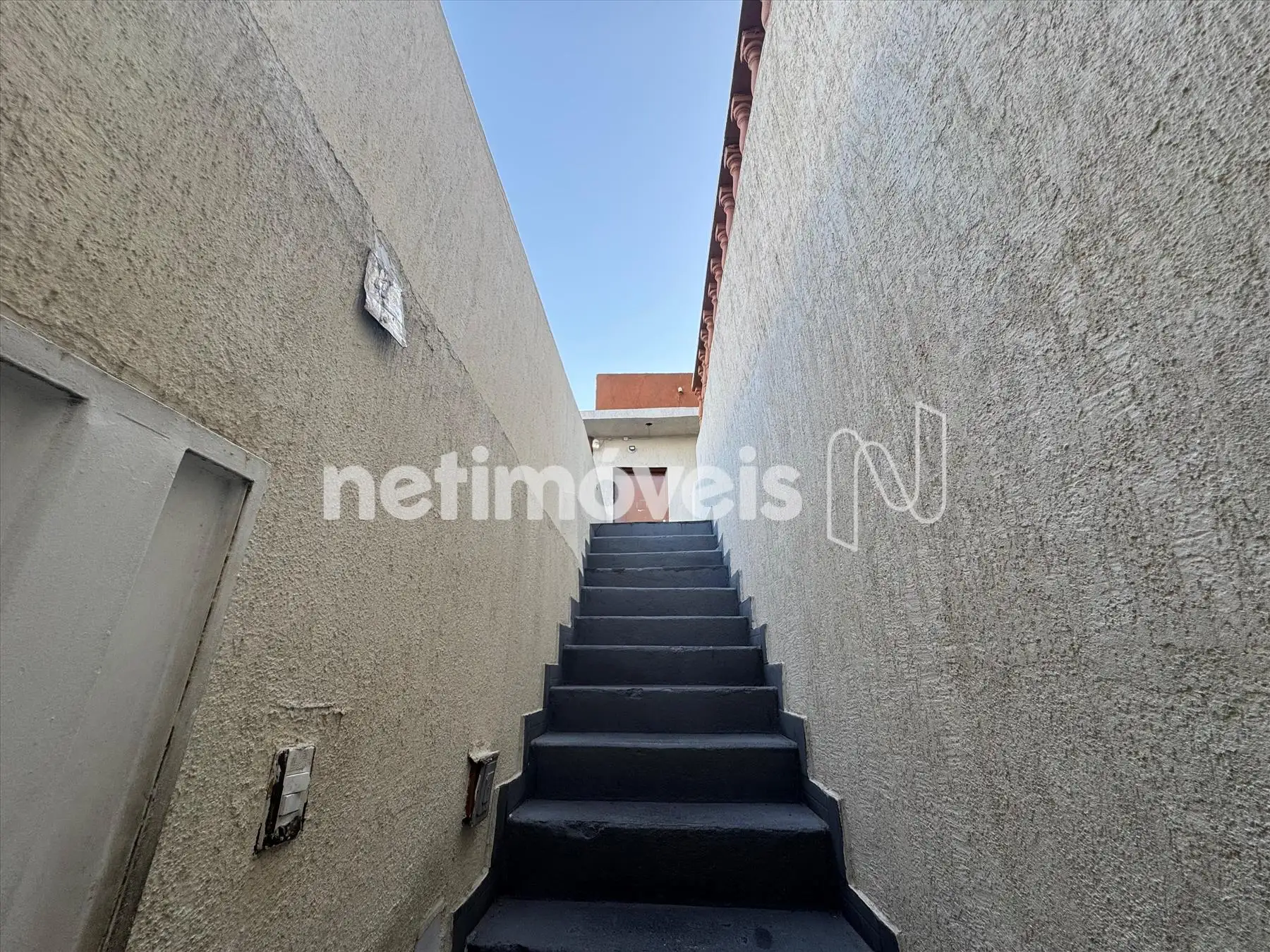 escada de acesso, apos 1º portão de entrada