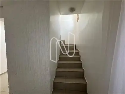 escada da acesso ao ultimo nivel da casa. 