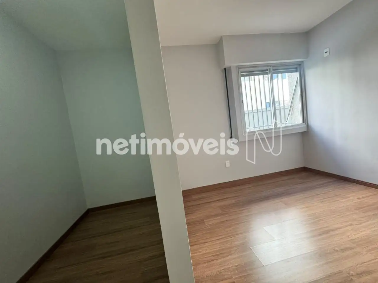 Quarto com espaço p closet