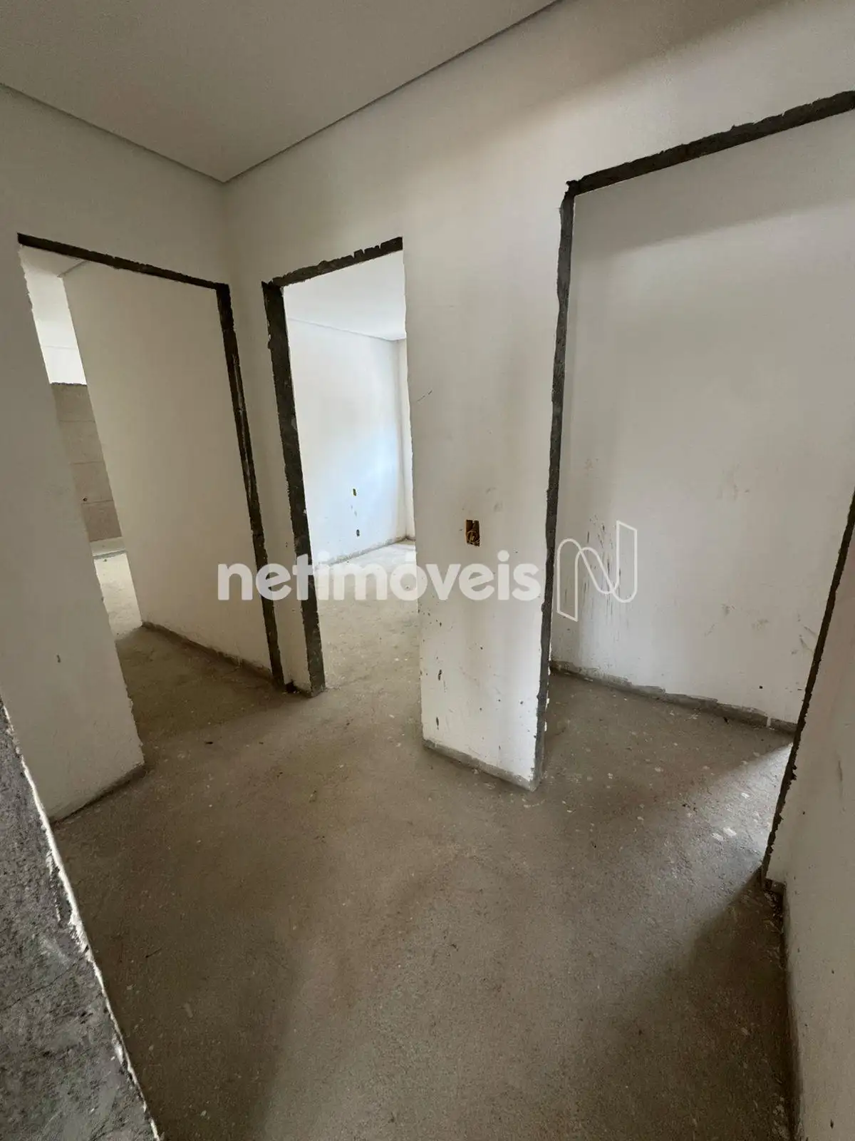 Corredor com espaço para rouparia