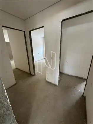 Corredor com espaço para rouparia 