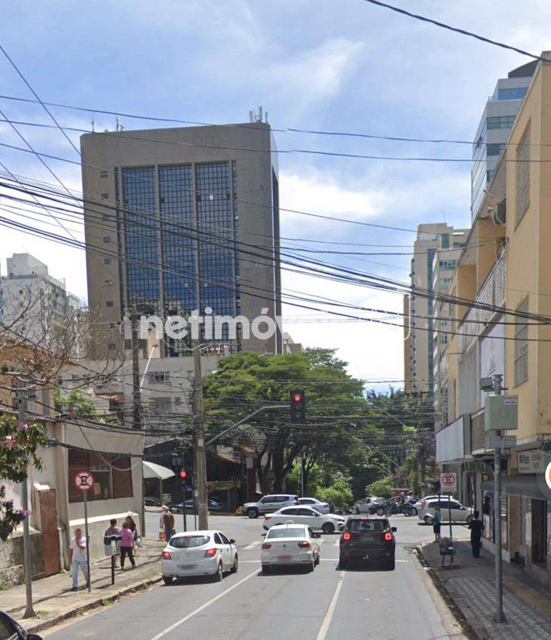 300 metros da Avenida do Contorno 