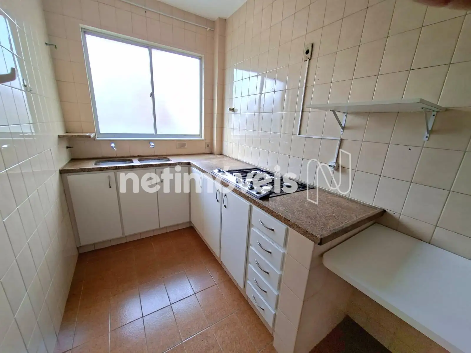 Ampla Cozinha com Armários 