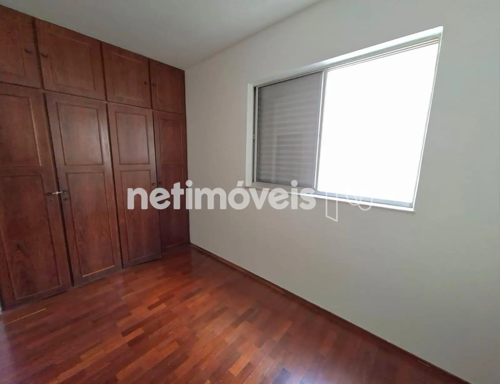 Quarto com Armários e Venezianas