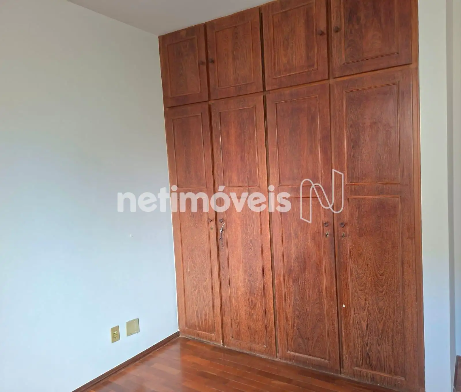 Quarto com Armários e Venezianas