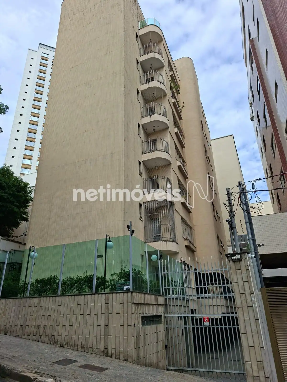 Rua Tranquila junto Av. do Contorno