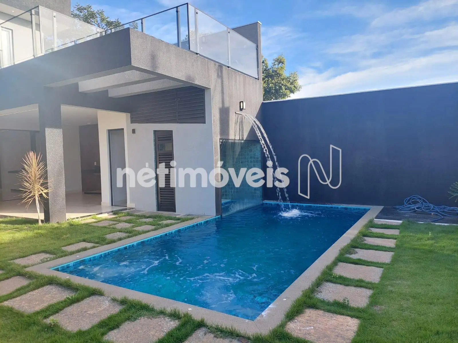 Vista frente casa pra piscina