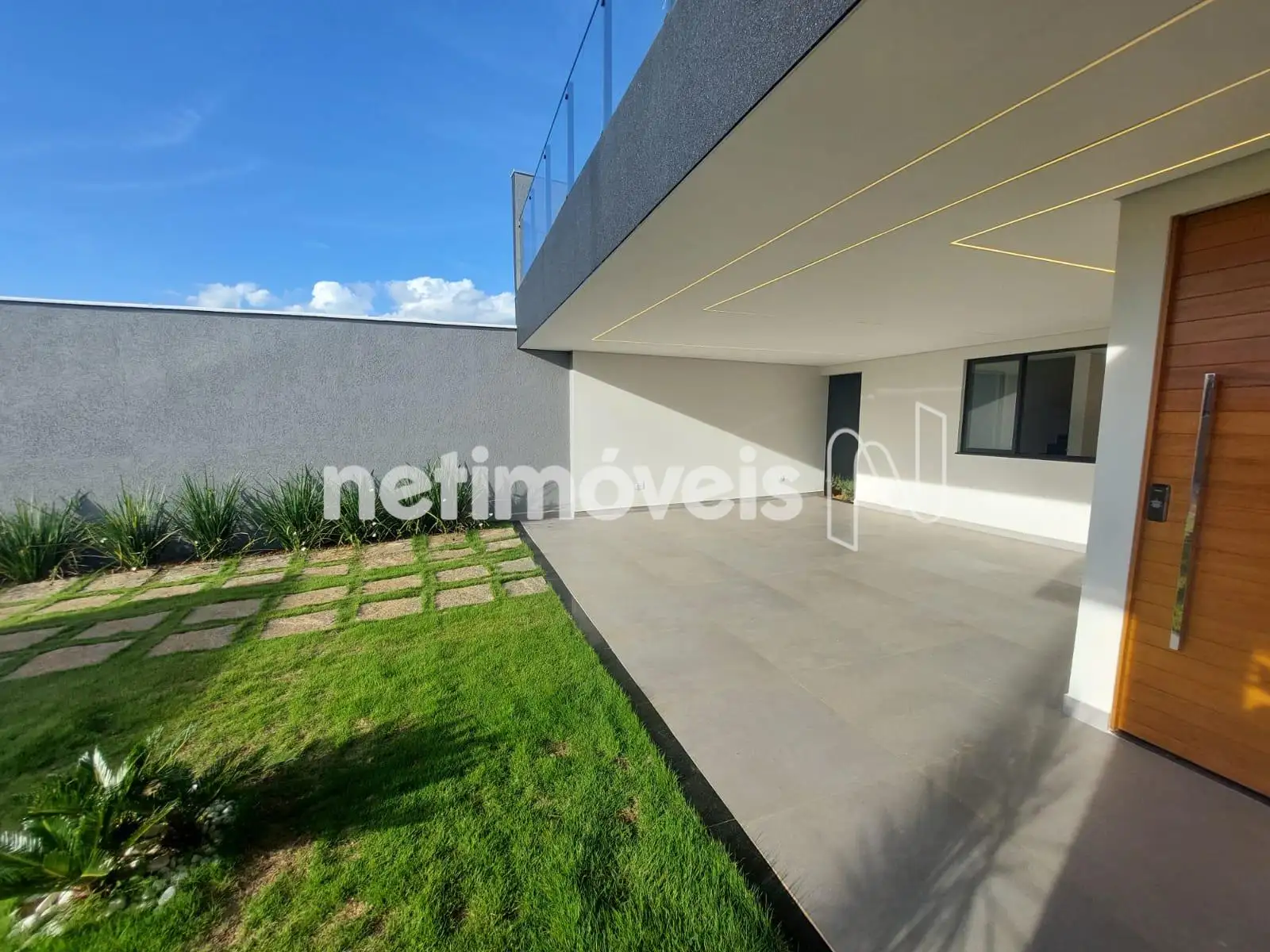 Vista  lateral  da  frente  casa