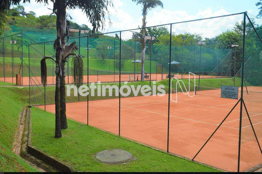 Quadra de tênis do condomínio