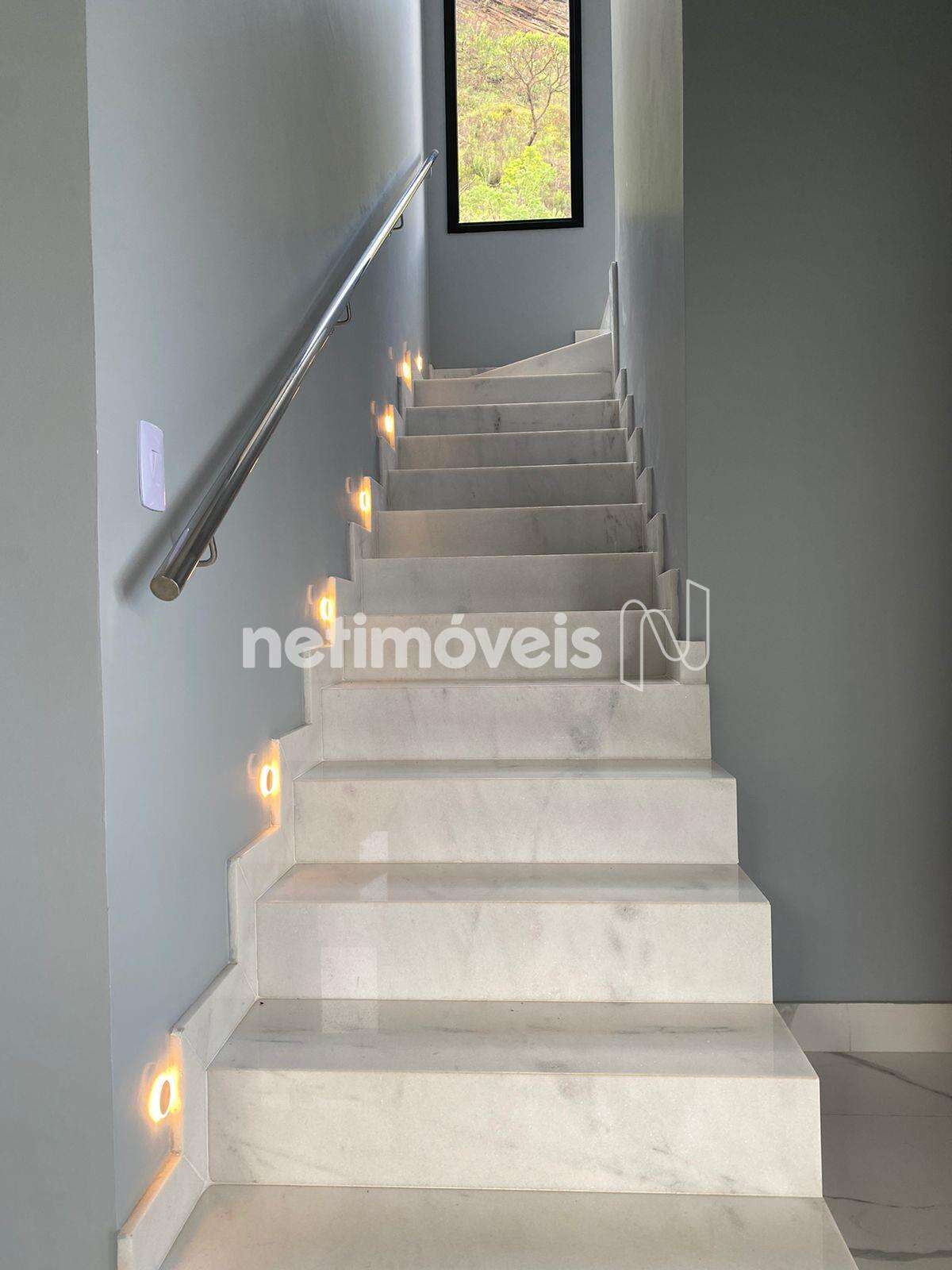 Escada de acesso ao 2º piso