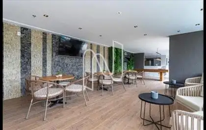 Espaço lounge com sinuca área piscina