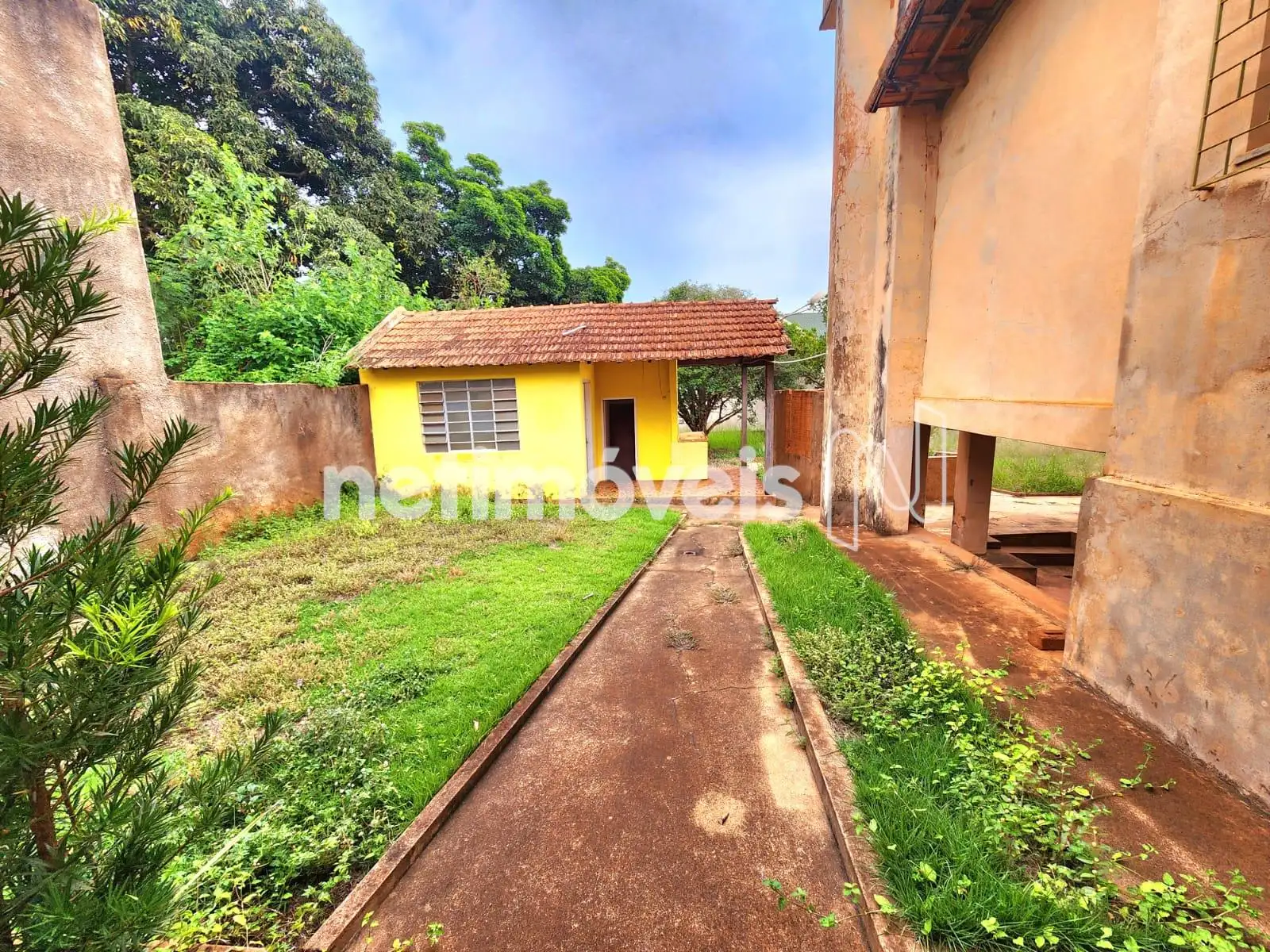 Parte externa com quarto e banheiro ao fundo.