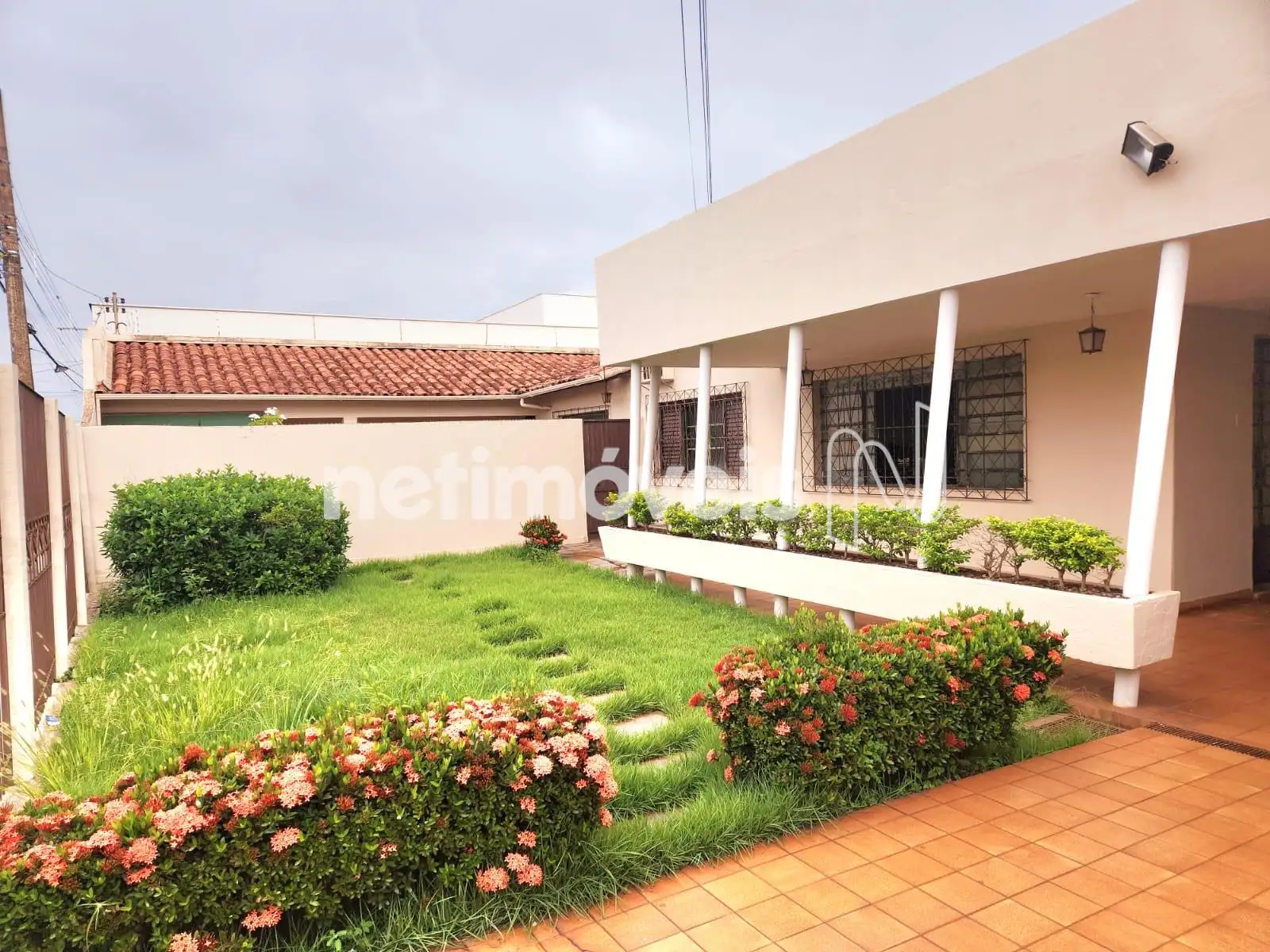 Jardim na frente da casa