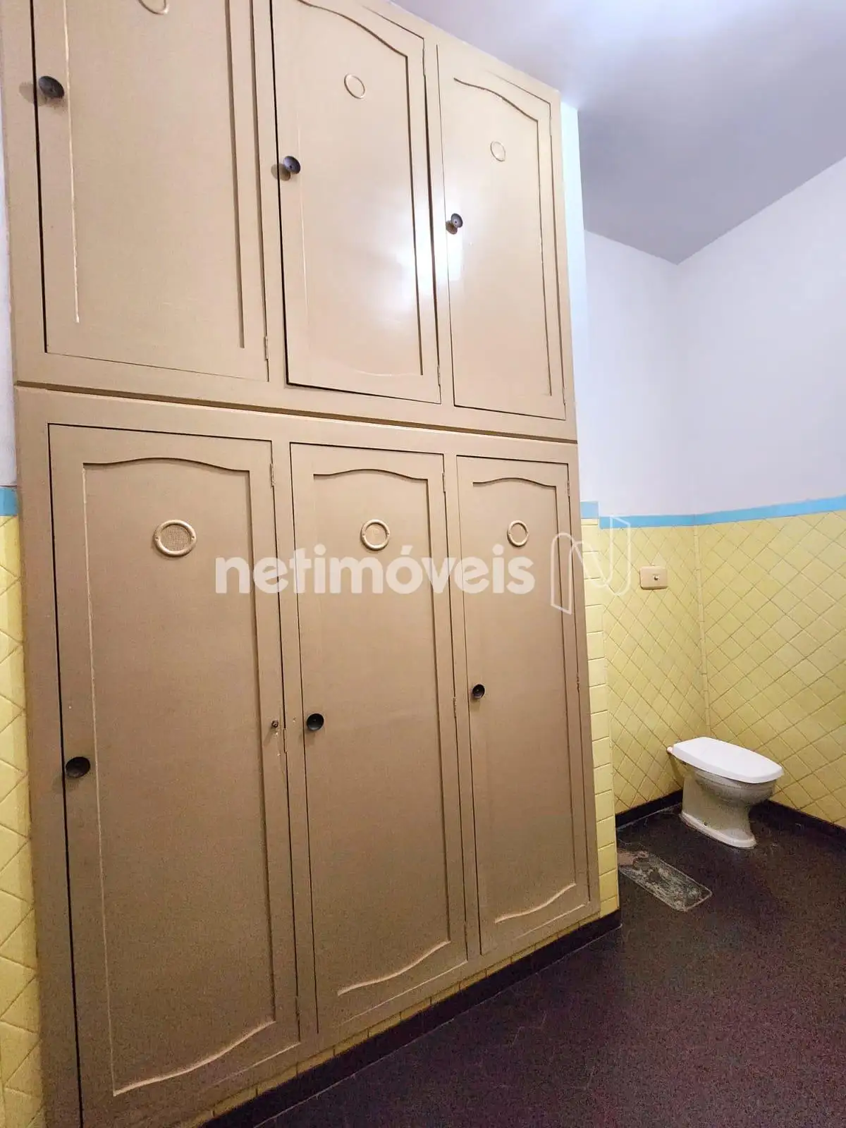 Banheiro social com armário para rouparia