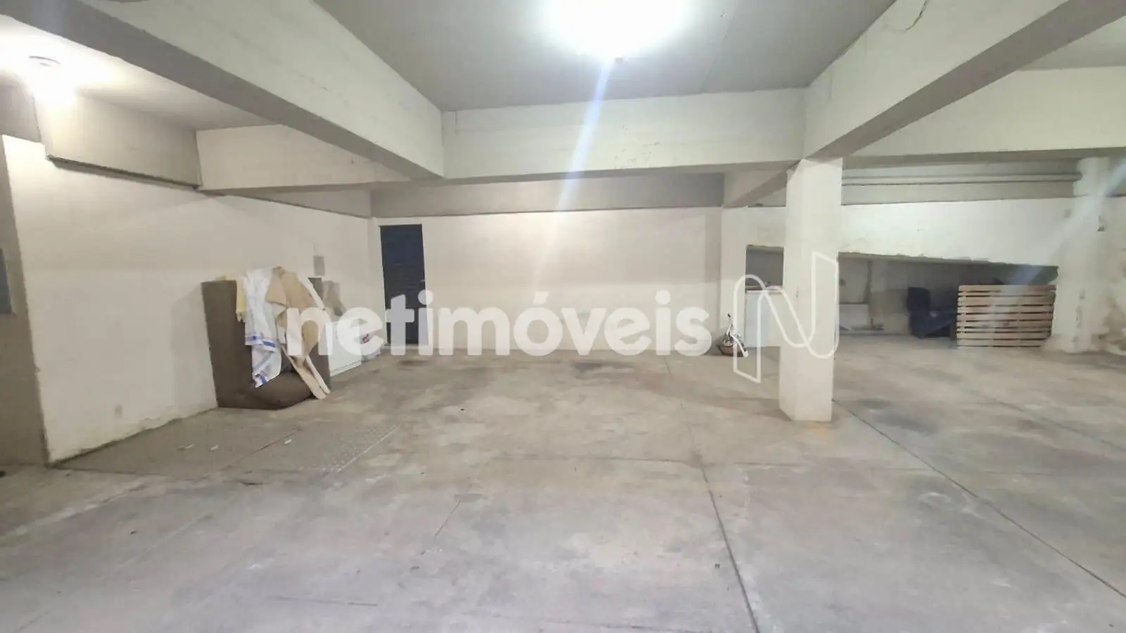 GARAGEM PARA 2 CARROS ESPAÇOSA E BOX DESPEJO