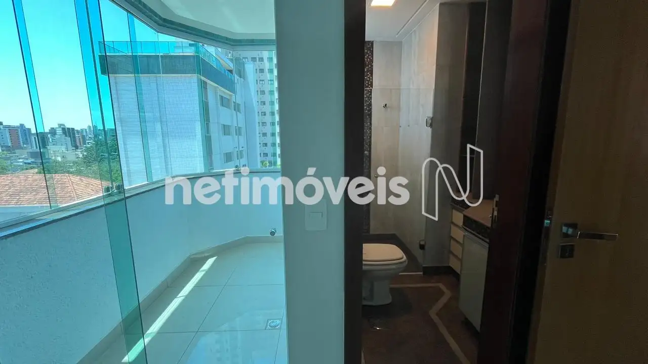 Suíte com armário e varanda