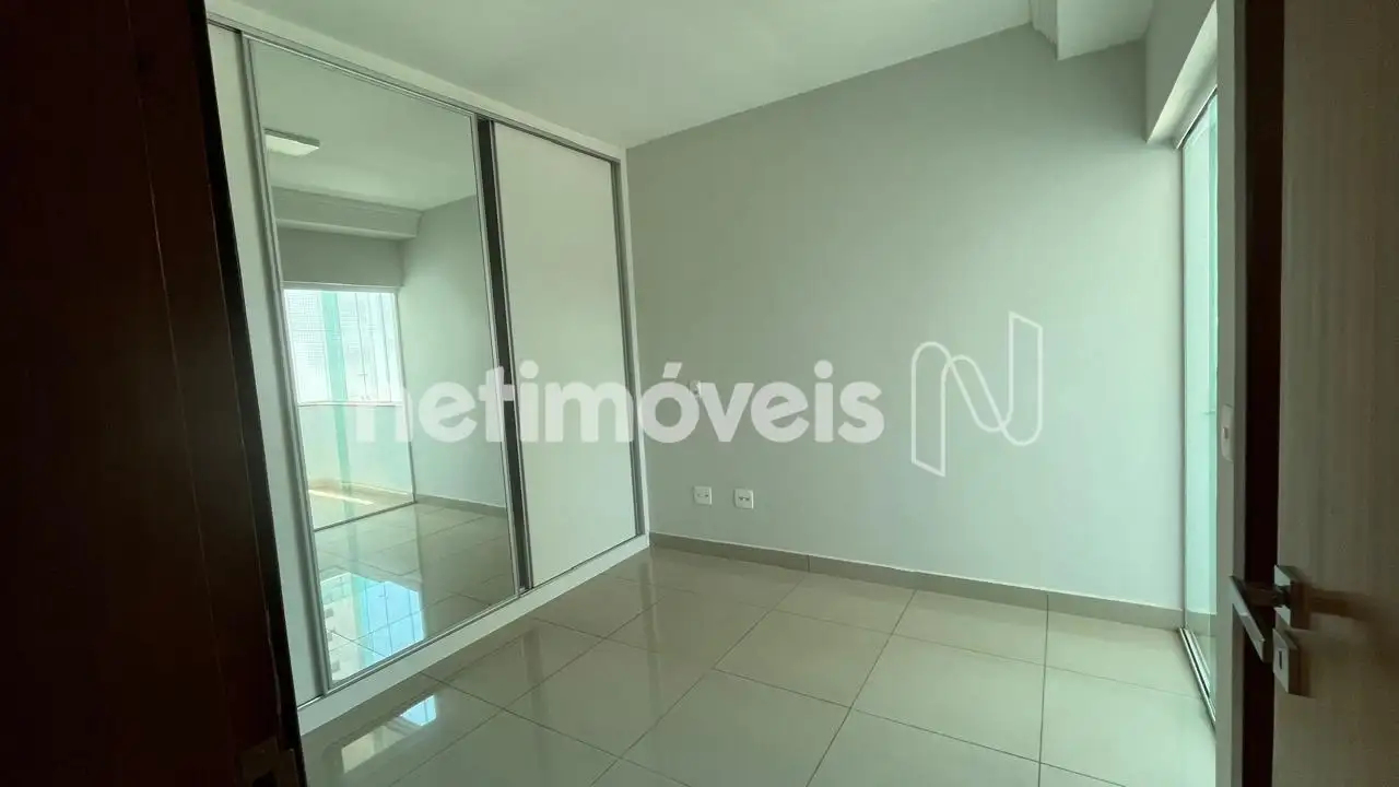 Segundo quarto com armários.