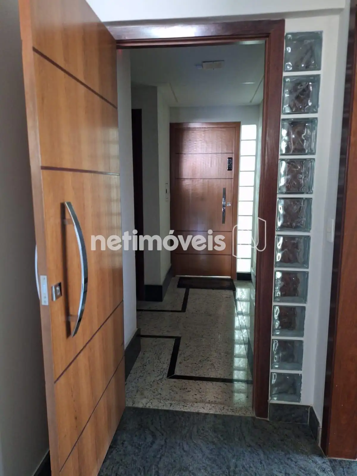 Entrada do apartamento.