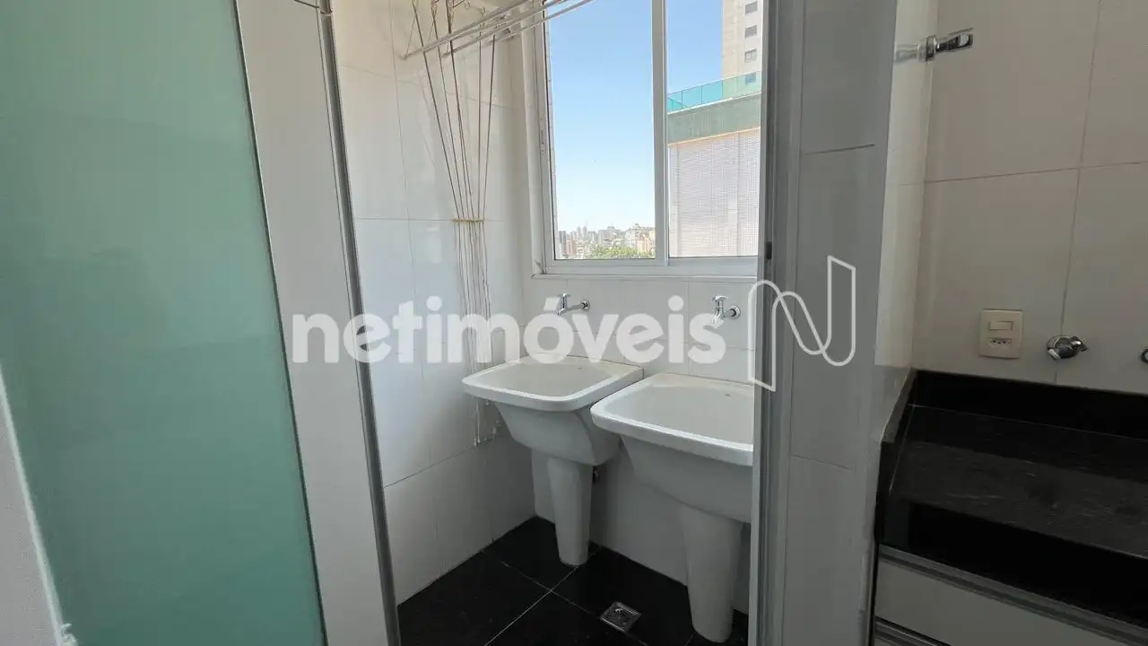 Área de serviço com 2 tanques.