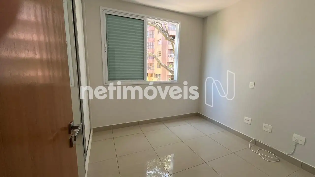 Primeiro quarto com armários. 