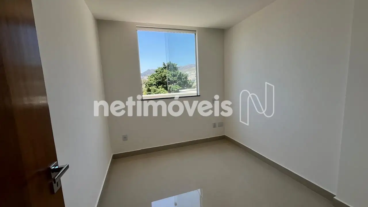 Quarto da suíte sem armários.