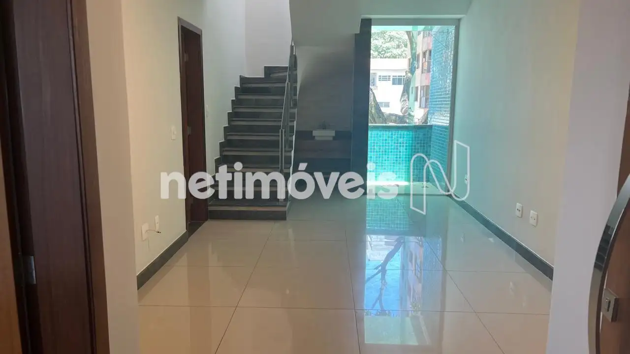 Sala com varanda e acesso à cobertura.