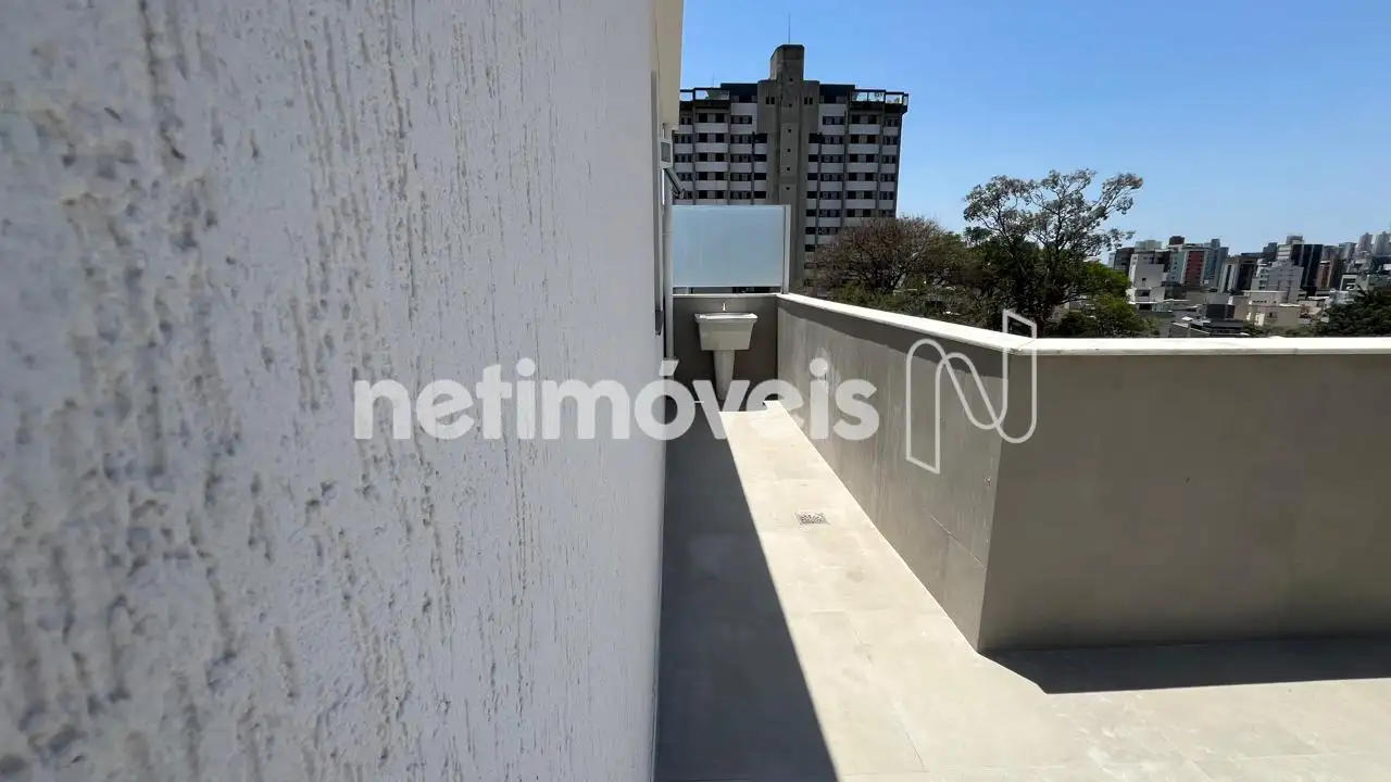 Corredor descoberto com tanque